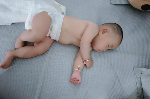 借卵生子咨询几个月宝宝可以竖抱